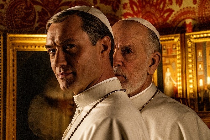 The New Pope, la prima immagine dei due papi: John Malkovich e Jude Law