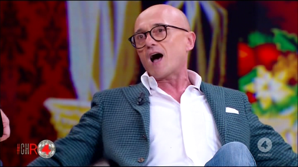 Alfonso Signorini contro Barbara d’Urso: “Basta con quella mano sul cuore” (video)