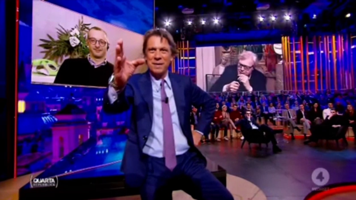 Vittorio Sgarbi con la sigaretta in bocca a Quarta Repubblica: “Sono a casa mia!” (VIDEO)