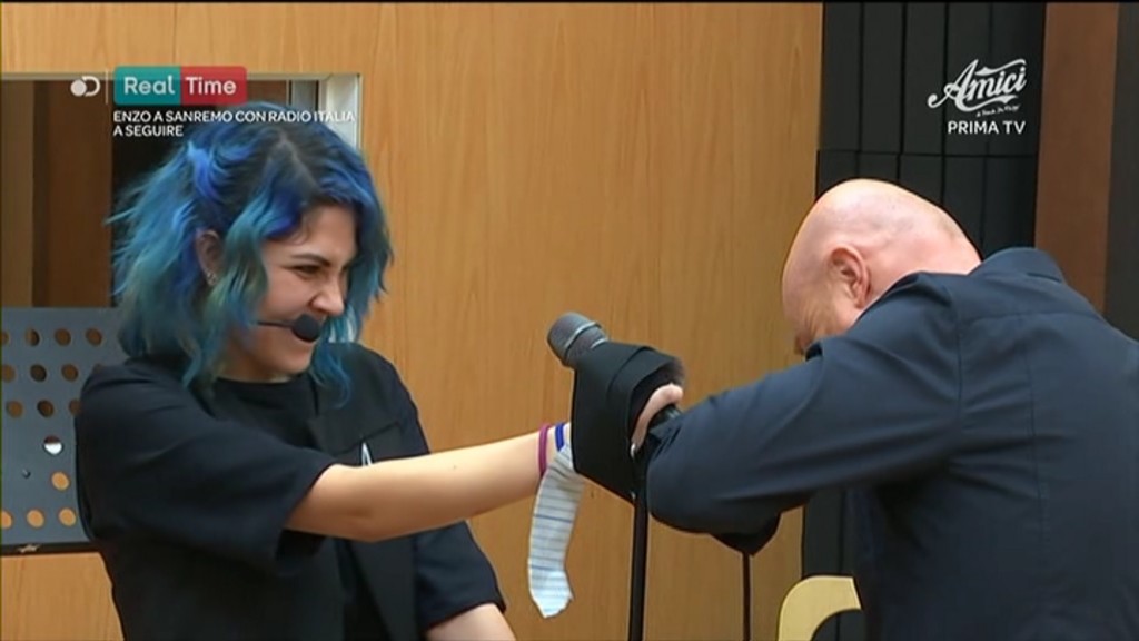 Amici 2019, Rudy Zerbi lega le mani di Ludovica al microfono: “Togliti gli orpelli da cantante tarocca”