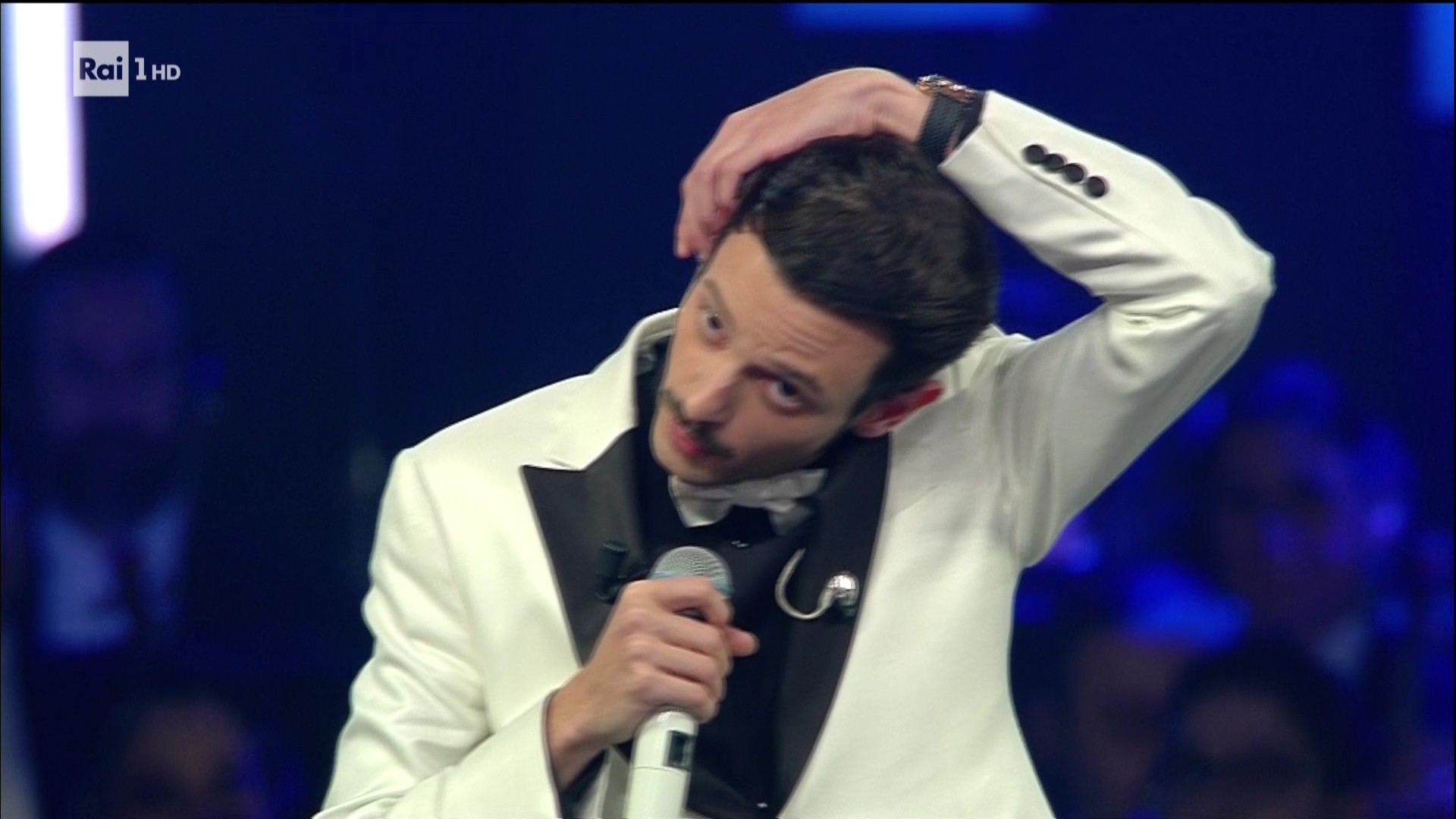 L’Ariston e la paura di Rovazzi: “Prima di venire a Sanremo mi ero rivisto l’ospitata di Crozza”