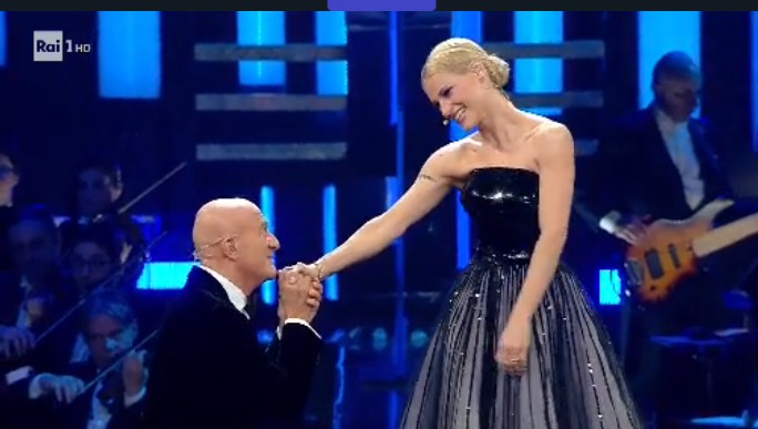 Michelle Hunziker a Sanremo 2019 canta con Bisio “La Lega dell’Amore” di Elio e le Storie Tese