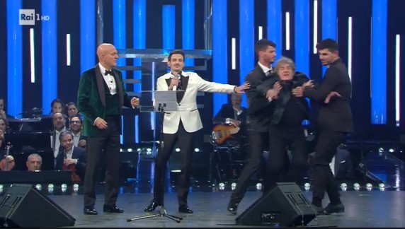 Sanremo 2019, Fabio Rovazzi show (con incursione di Fausto “Cavallo Pazzo” Leali)