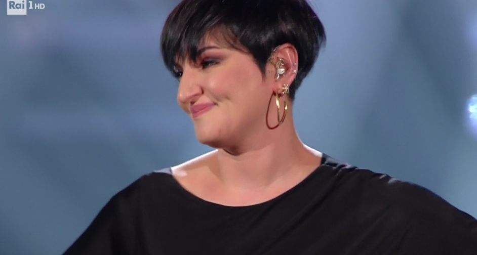 Sanremo 2019, finale: Arisa senza voce (e con la febbre?) canta “Mi sento bene” con tutta se stessa