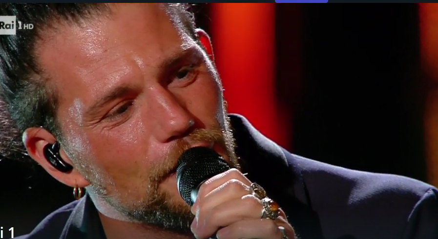 Sanremo 2019, Enrico Nigiotti si commuove sul finale di “Nonno Hollywood”