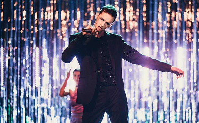 Achille Lauro, Rolls Royce: il rapper (nella zona rossa) si esibisce durante la seconda serata