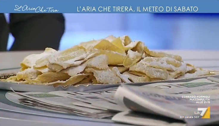 L’Aria che tira, il ministro Toninelli rifiuta le frappe: “Non mangio dolci”. Myrta Merlino: “Che vita triste” (Video)