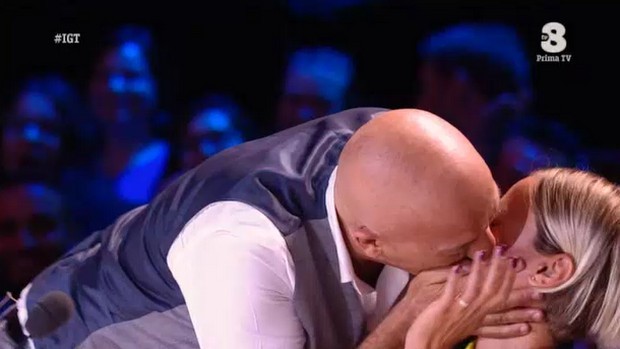Italia’s Got Talent 2019, Claudio Bisio bacia in bocca Federica Pellegrini (Foto)