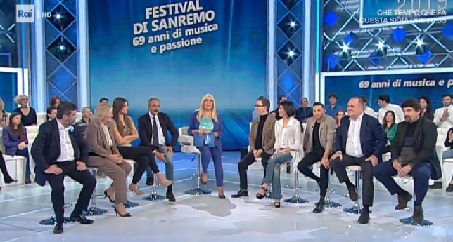 Domenica In, Mara Venier messaggia in diretta con Claudia Mori (che scioglie un dubbio di Marino Bartoletti)