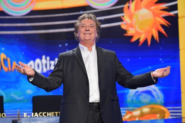 Enzo Iacchetti contro Sanremo 2019: “Se il canone Rai si paga nella bolletta della luce, da domani solo candele”