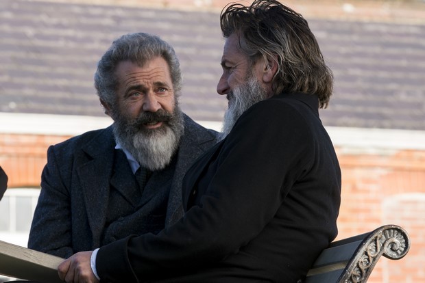 Il professore e il pazzo: foto e poster del film con Mel Gibson e Sean Penn