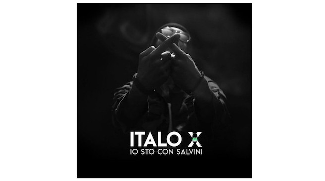 Italo X, ecco il rapper pro-Salvini che canta: “È meglio aiutarli a casa loro, questi sono tumori, i porti restan chiusi”