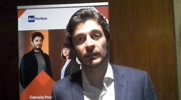 La Porta Rossa, Lino Guanciale a Blogo: “Una terza stagione? Non sarebbe un dispiacere indossare di nuovo quel cappotto…” (Video)