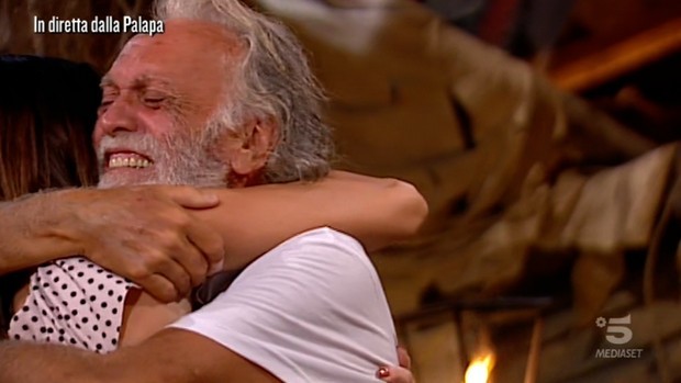 Isola dei Famosi 2019, Riccardo Fogli tranquillizzato dalla moglie Karin Trentini: “Devi stare sereno anche se escono fuori altri 15 amanti!”
