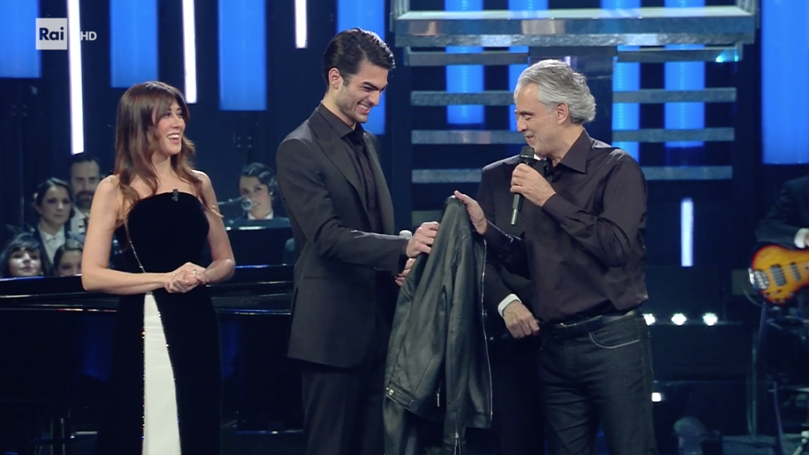 Sanremo 2019, scambio di giacche (e testimone) fra Andrea Bocelli e il figlio Matteo