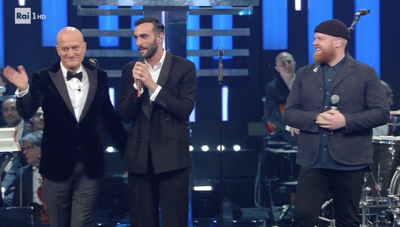 Sanremo 2019, Marco Mengoni canta con Tom Walker e Claudio Baglioni
