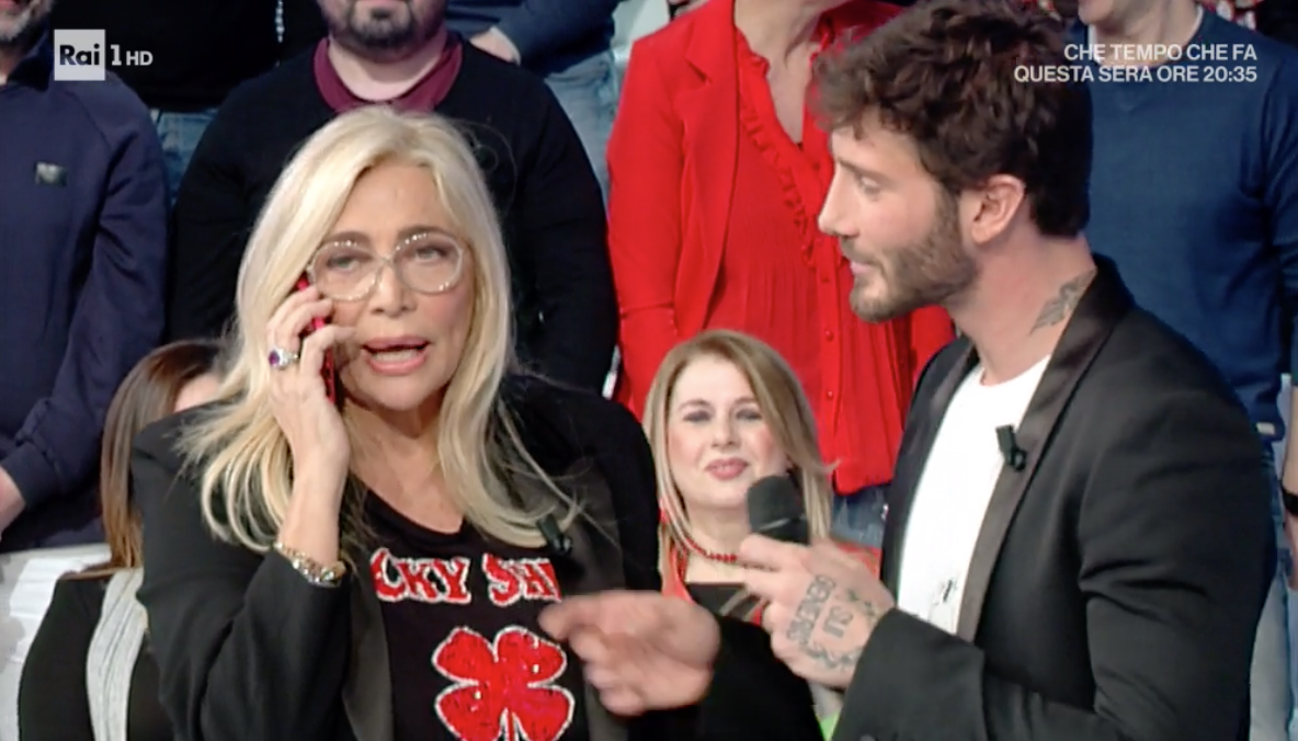 Domenica In, Claudia Mori “scambiata” per l’elettricista chiama in diretta Mara Venier