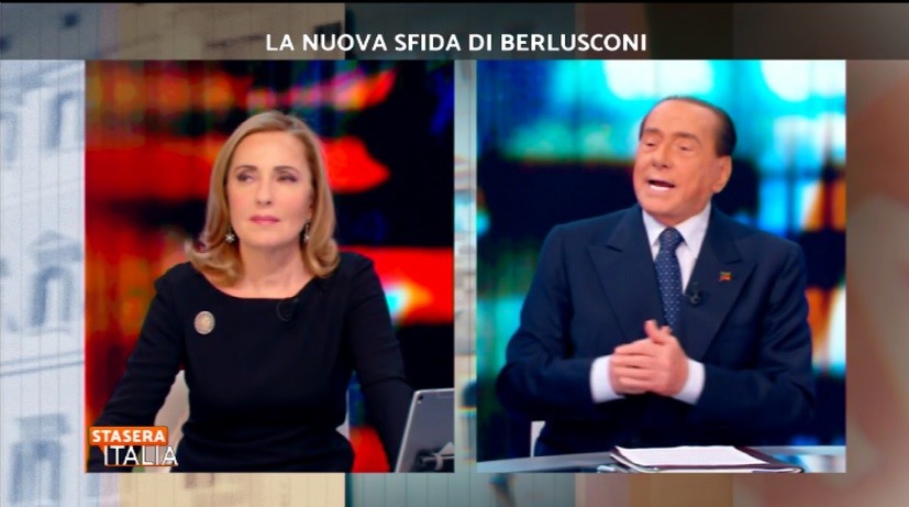 Stasera Italia, “suggeritore” fuori campo durante l’intervista a Berlusconi (Video)