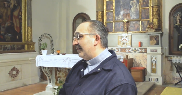 Un prete fa cantare Soldi di Mahmood in chiesa (video)
