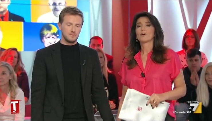 Tagadà torna in onda e ricorda Scaramella: “Dentro di noi uno sgomento che non si può raccontare a parole” (Video)