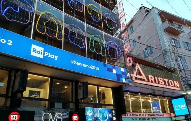 Sanremo 2019, nella prima serata sbandieratori, banchi di scuola e aste con piume