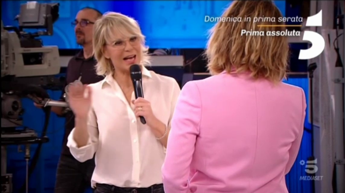 Maria de Filippi ‘benedice’ Non mentire entrando nello spot promozionale (VIDEO)