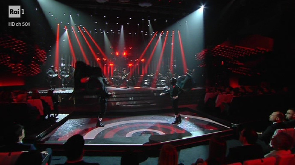 Sanremo 2019, con gli Zen Circus gli sbandieratori di Arezzo (Video)