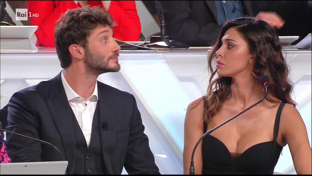 Sanremo Young, Belen Rodriguez torna e trova Stefano De Martino (con tanto di rose rosse)