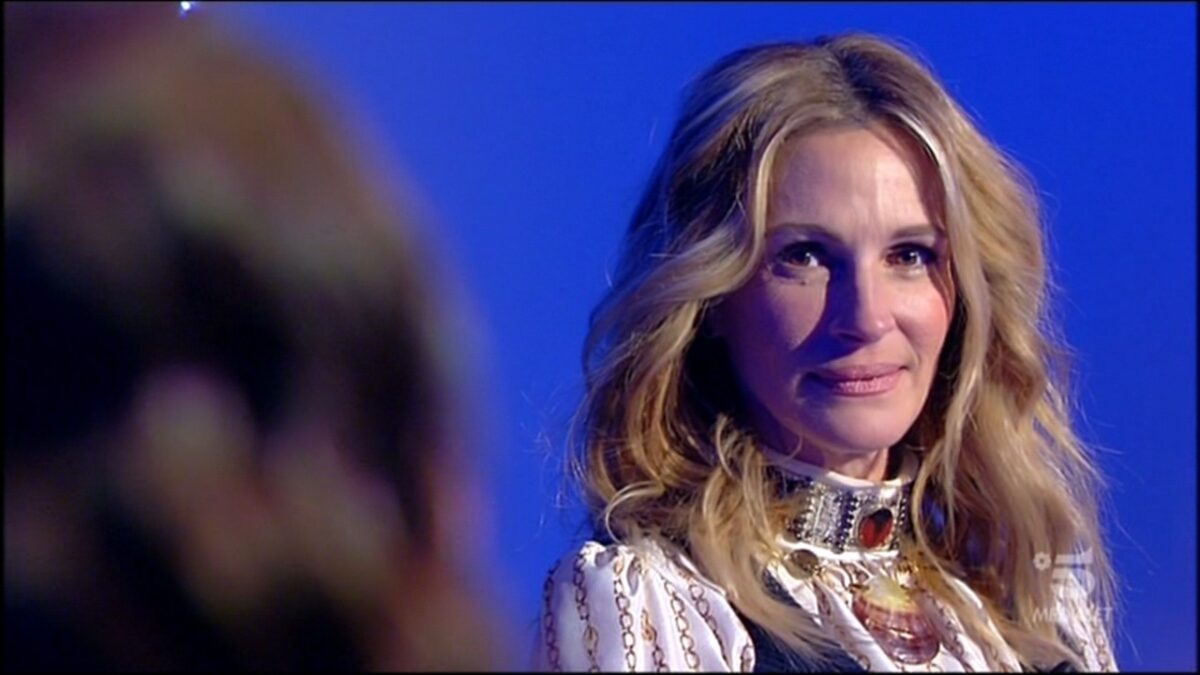 Julia Roberts si commuove a C’è Posta Per Te per il regalo a papà Pino, tra emozione e risate