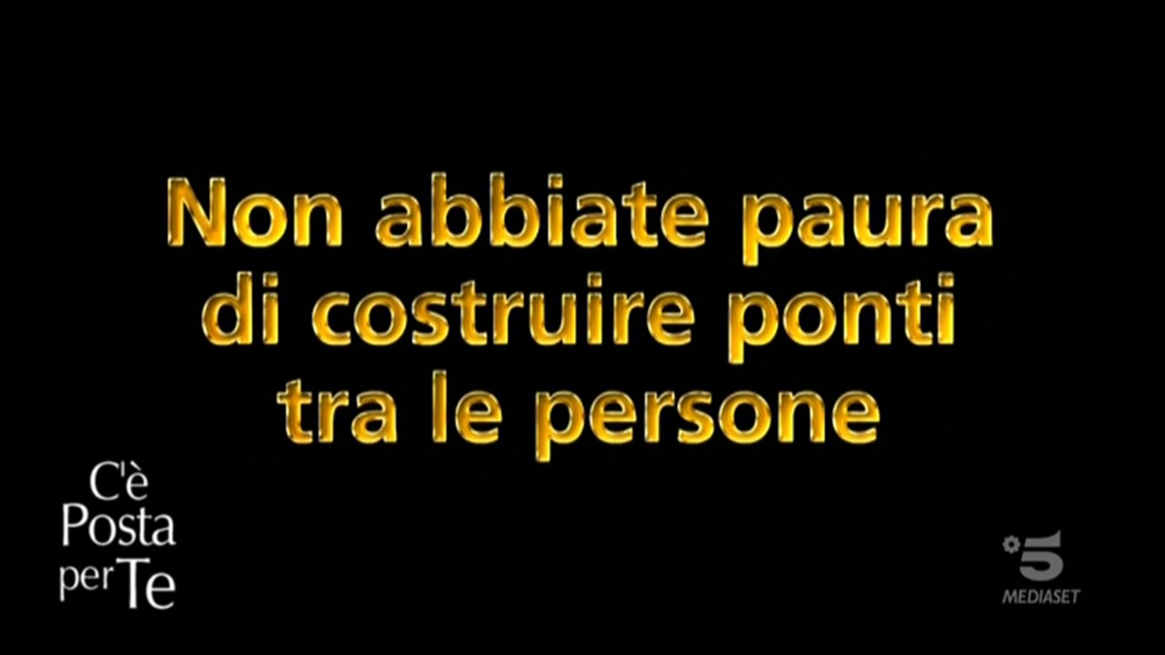 C’è Posta per Te 2019, la clip finale: “Costruite ponti, abbattete muri”