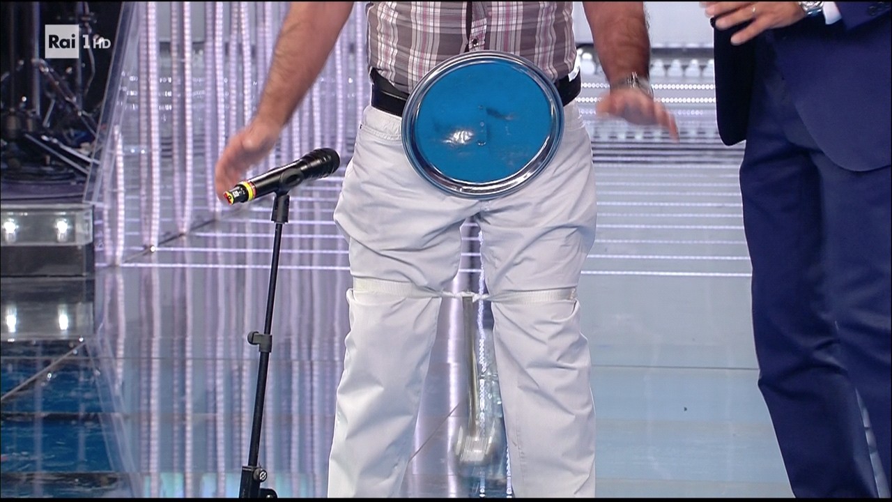 La Corrida 2019, il musicista col mestolo tra le gambe…