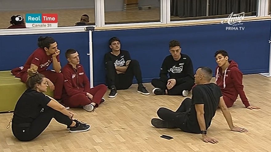 Amici 18, Stash ad Alvis: “Svegliati e tira fuori le palle”, Britti ad Alessandro: “Sei involuto” (VIDEO)