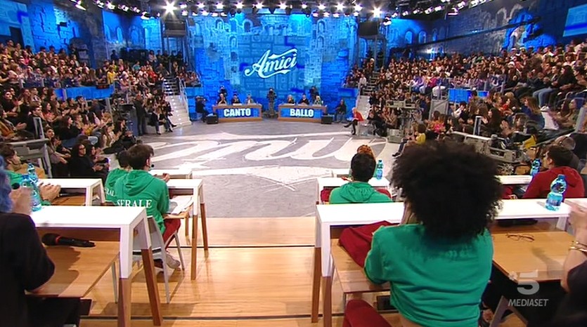 Amici 18, anticipazioni speciale sabato 23 marzo: formate le due squadre del serale e annunciati ospiti fissi