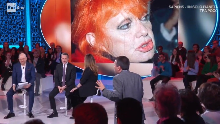 Le Parole, Saverio Raimondo contro Rita Pavone: “Si intende di film dell’orrore”. E il pubblico commenta alle sue spalle