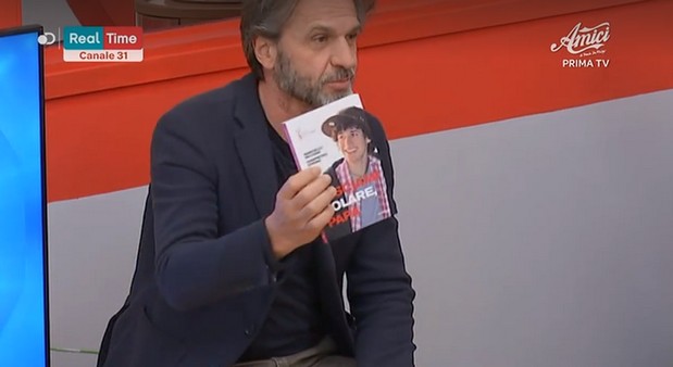 Amici 18, i ragazzi incontrano Gianpietro Ghidini, padre di Emanuele, morto annegato a causa della droga