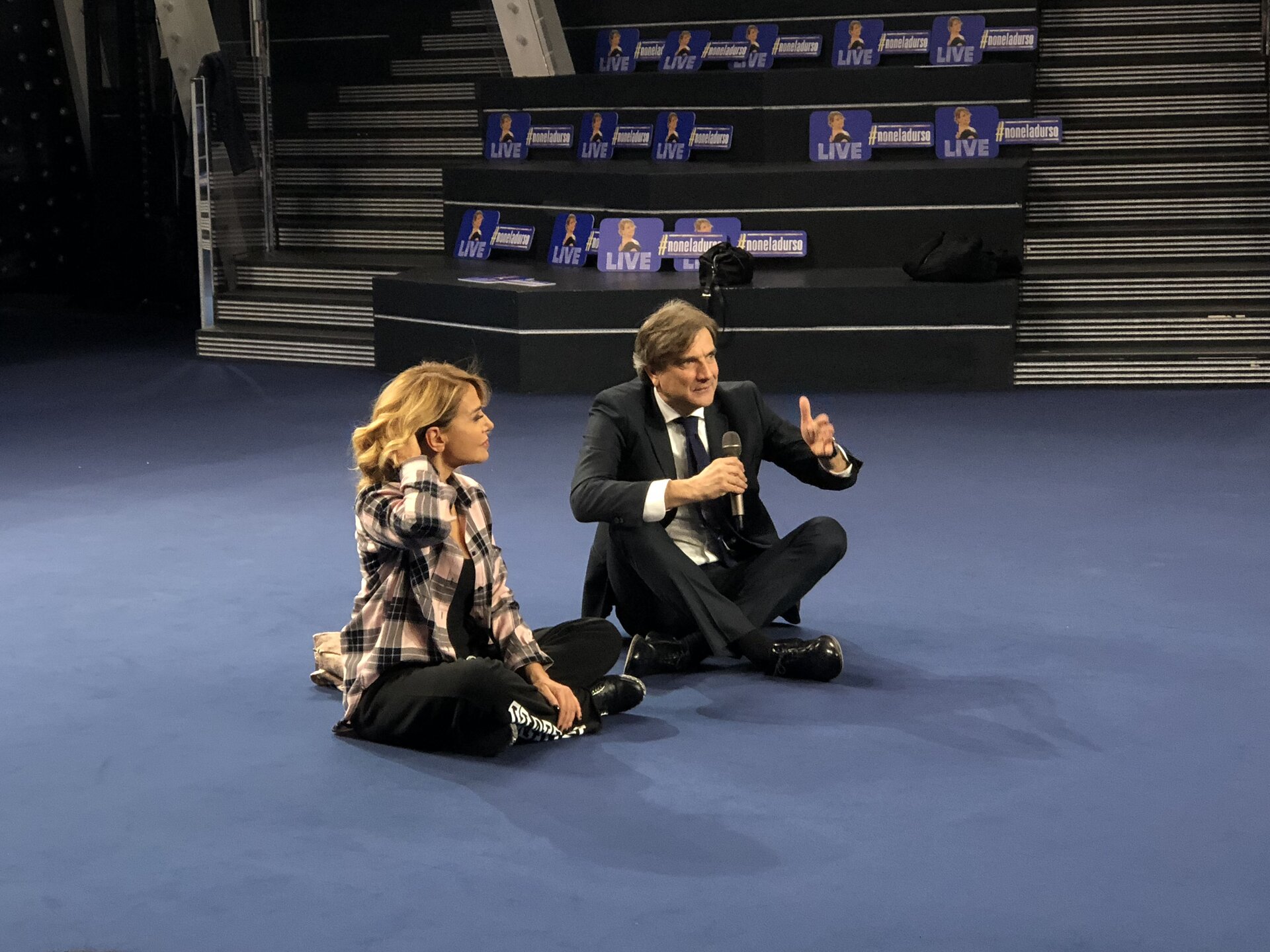 Barbara d’Urso: “L’azienda vorrebbe farmi tornare a fare Domenica Live per cinque ore”. E su Corona… (video)