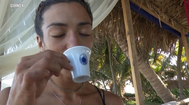 Isola dei Famosi 14, Caffè Borbone interrompe la sponsorizzazione