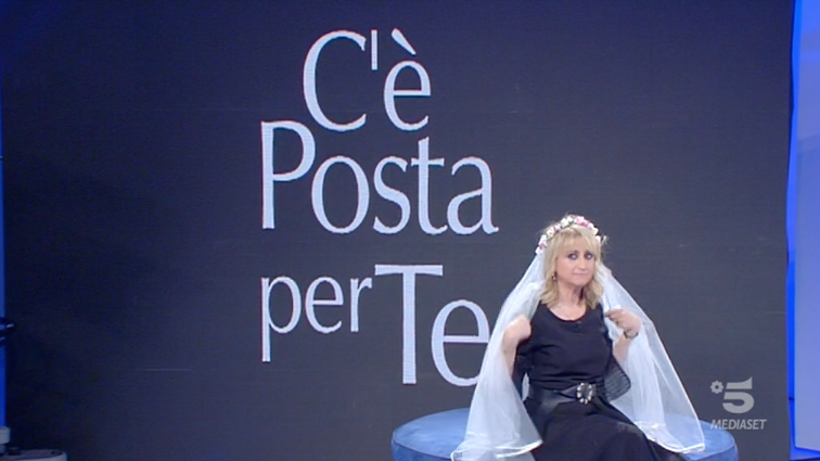 C’è posta per te: Luciana Littizzetto cerca marito e ne sposa quattro (video)