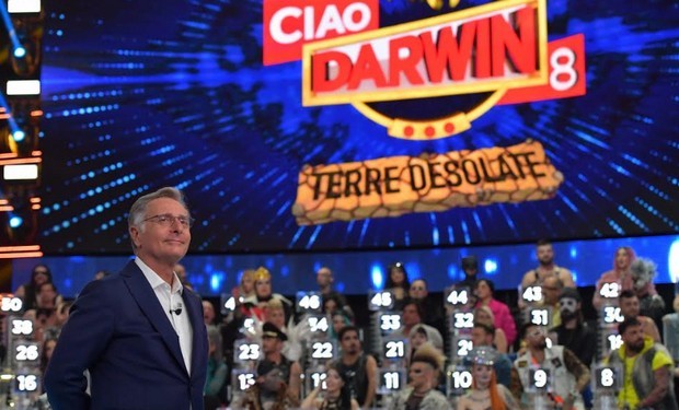 Ciao Darwin story riparte dalla Terre desolate di Chic vs Shock