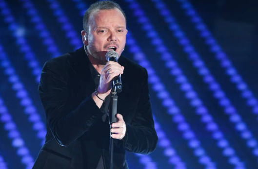 Gigi d’Alessio ad un fan disperato: “Ti hanno rubato il biglietto del mio concerto? Ti invito io!”
