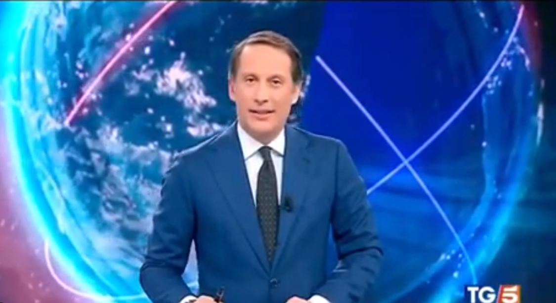 Matteo Berti del Tg5 inciampa nominando “Live! Non è la d’Urso” (VIDEO)