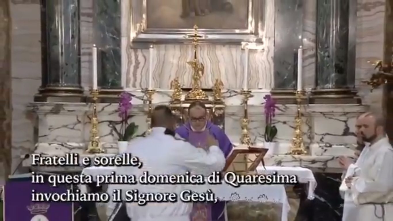 Uomo interrompe la messa in diretta su Retequattro: “Sono Dio sceso in terra” (VIDEO)