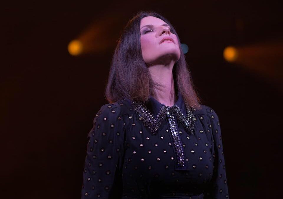 Laura Pausini: diffuso illegalmente il nuovo singolo sui social, la sua reazione