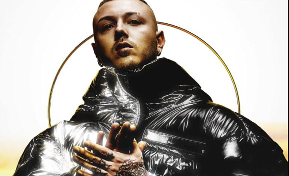 Lazza, Re Mida debutta al primo posto: ecco chi è il rapper e pianista