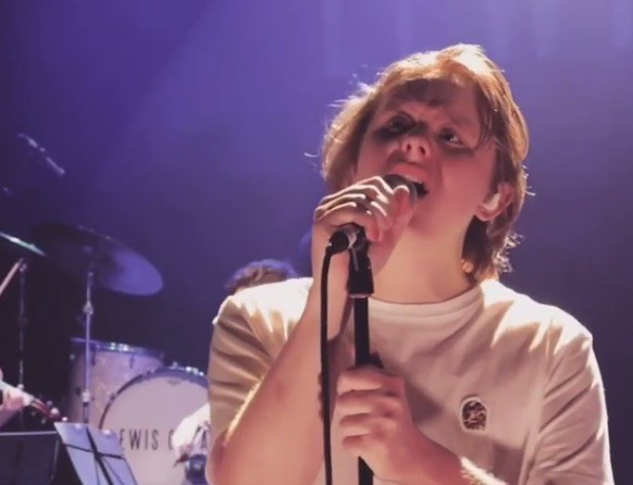 Chi è Lewis Capaldi, il nuovo fenomeno del pop scozzese (ed erede di Ed Sheeran?)