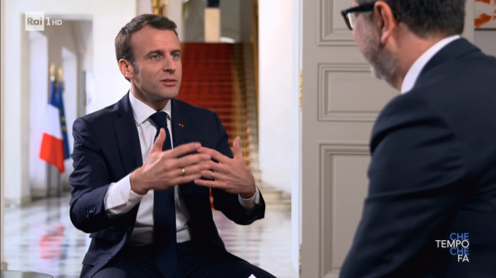 Fabio Fazio e l’intervista a Macron sulla porta: tre inquadrature e una soglia attentamente studiata
