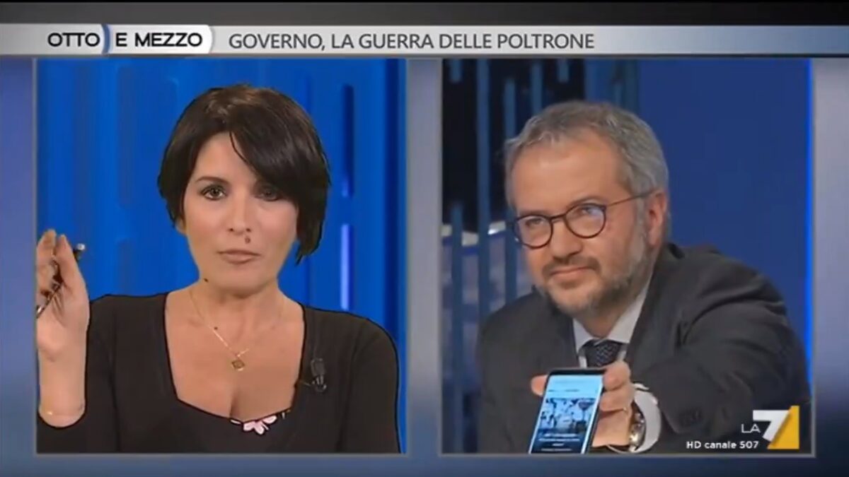 Otto e mezzo, Borghi consulta Google sullo smartphone. La Gruber si arrabbia
