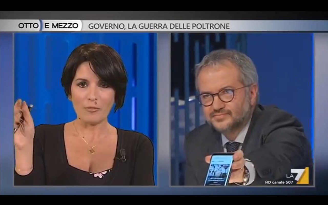 Otto e mezzo, Borghi consulta Google sullo smartphone. La Gruber si arrabbia