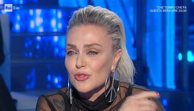 Paola Barale a Domenica In: “Volevo trasferirmi in Via Mike Bongiorno! Non è vero che non voglio lavorare. Ho depositato due format”