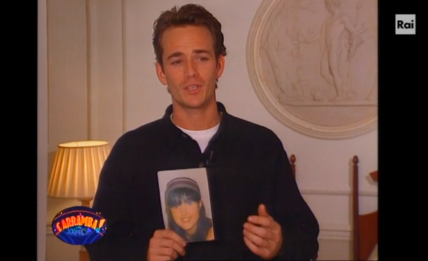 Luke Perry e il ‘battesimo’ di Carramba. L’attore fu la prima sorpresa della storia dello show (Video)